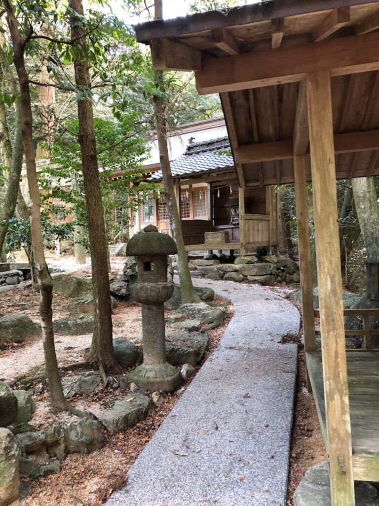 神社の小道