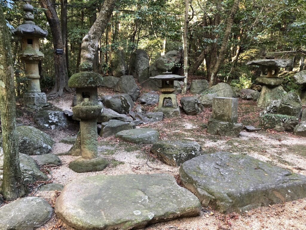 神社の様々な石